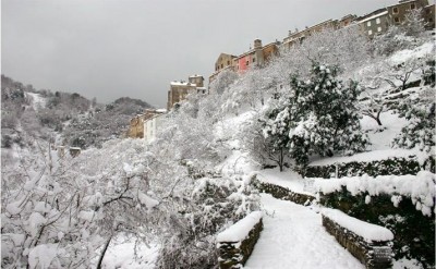 village corse sous la neige