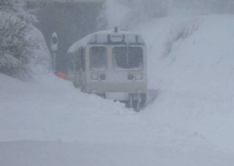 petit train bravant la neige