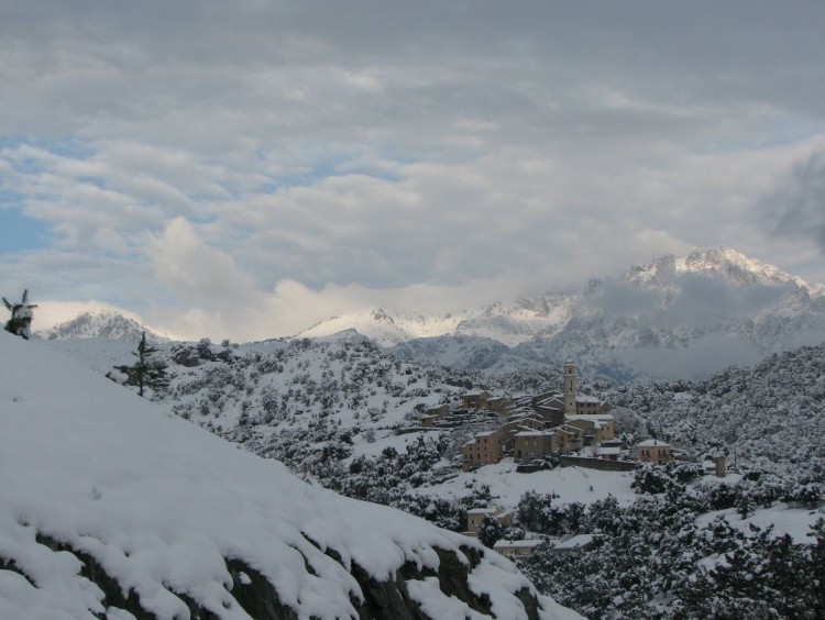 le village sous la neige