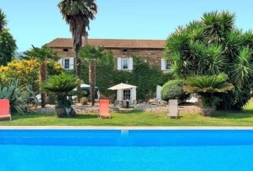 A 600m de la plage, Maison de caractère en pierres avec piscine chauffée dans un grand domaine arboré.