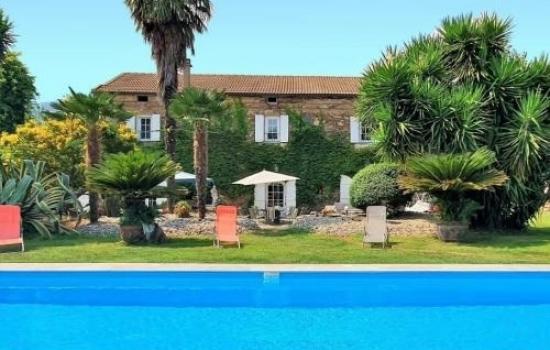 A 600m de la plage, Maison de caractère en pierres avec piscine chauffée dans un grand domaine arboré.